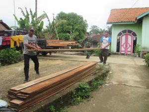Warga dan Satgas Gotong Royong Angkut Material Bedah Rumah