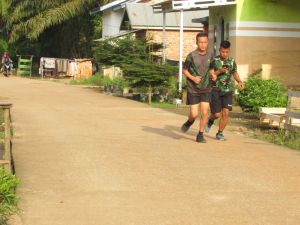 Bertugas Selama TMMD, Satgas Tetap Latihan Fisik dengan Jogging