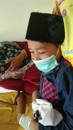 Sempat Menangis saat Disunat, Anak Ini Akhirnya Lega