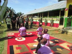 Tiba di Sungai Terap, Ketua Tim Wasev Mayjen TNI Harianto Disambut Tari Sekapur Sirih