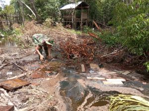 Satgas TMMD Bersihkan Aliran Sungai Sako dari Sampah