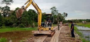 Kapten Inf Rilman Tes Kekuatan Jembatan dengan Eskavator
