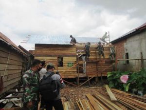 Kebut Selesaikan Bedah Rumah, Kapten Inf Suyadi:Tinggal Pasang Atap