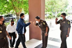 Masuki Masa Pensiun, Kajati Jambi Johanis Tanak Beserta Istri Langsung ke Jakarta