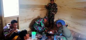 Di Sela Istirahat Bedah Rumah, Satgas TMMD  Makan Siang Bersama Warga Sungai Terap