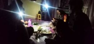 Mati Lampu, Begini Suasana Makan Malam Satgas di Rumah Orang Tua Asuh