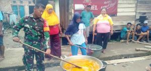 Satgas Tak Segan Bantu Emak-emak Masak Untuk Acara Pernikahan
