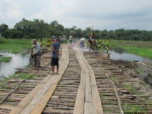 Rapikan Pinggir Galar, Satgas Bersama Warga Gunakan Mesin Sinso