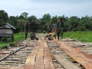 Satgas Berbagi Tugas dengan Warga Selesaikan Pemasangan Papan di Galar