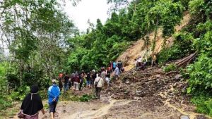 12 Titik Longsor Tutup Jalan Merangin- Kerinci