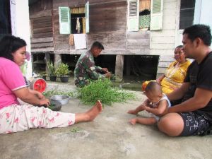 Satgas Bantu Warga Buat Hena