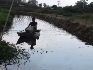 Wah...Prada Afrizal Ternyata Mahir Gunakan Sampan