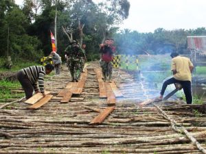 Jelang Penutupan, Warga dan Satgas Semangat Selesaikan Pembangunan Jalan