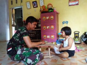 Satgas TMMD Bantu Adik Asuh Kerjakan PR