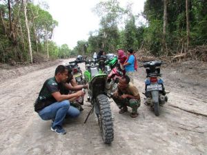 Mayor Beni Berbagi BBM dengan Warga yang Kehabisan Minyak di Jalan TMMD