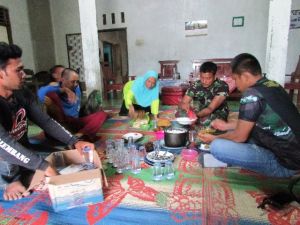 Tinjau Jalan TMMD, Pasiter Dijamu Ketua RT di Sungai Gelam