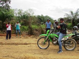 Mayor Inf Beni Dicegat saat Tinjau Jalan TMMD, Rupanya Warga Ingin Ucapkan Terimakasih