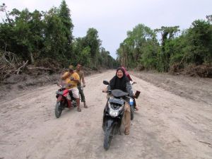 Warga Pun Ramai-Ramai Uji Coba Jalan TMMD di Desa Sungai Terap