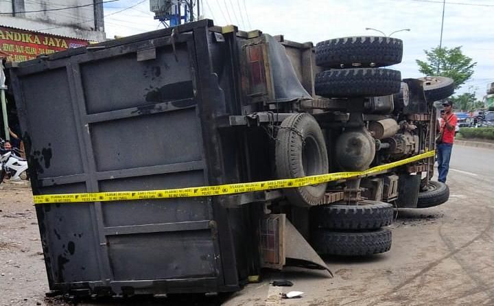 Truk yang terguling dipasang police line