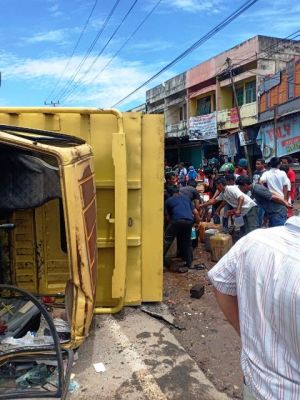 Truk Terbalik di Simpang Rimbo Dikerumuni Massa Diduga Membawa Minyak Mentah