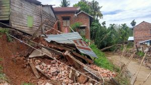 Akibat Pengerukan Sungai, Rumah Warga Di Kelurahan Rawasari Ambruk