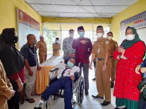 Peduli Disabilitas, Ketua DPRD Edi Serahkan Bantuan Kursi Roda untuk Siswa SMP 6
