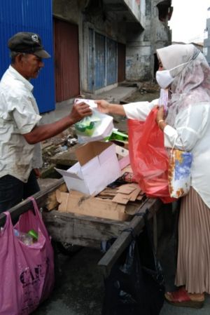Kartini Tanjab Barat Berbagi Takjil ke Masyarakat 