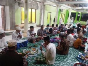 Tradisi Baca Doa di Malam Qunut di Desa Mekar Jaya, Warga Bawa Kue Ke Masjid