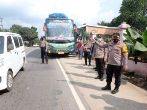 Wakapolda Pantau Pengecekan Angkutan di Perbatasan Jambi-Palembang 