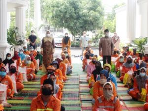 SAH Bagikan Zakat, Infaq Dan Sedekah ke Pejuang Kebersihan, Warga Kurang Mampu Dan Porter Bandara