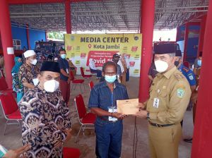 Walikota Jambi Berikan Insentif Petugas Syara', Guru Ponpes dan Bantu Korban Kebakaran
