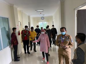 Pj Gubernur Jambi Cek Ruang Isolasi di Tanjabbar,  Juga Pos Penyekatan Arus Mudik 