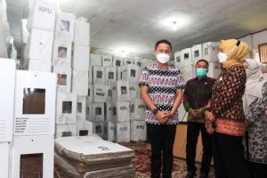 Dukung Kesuksesan PSU Pilgub Jambi, Pj Gubernur Tinjau Logistik KPU