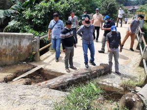 Wabup Hairan Didampingi PPK Apri Dasman Tinjau Jembatan Yang Tergerus Banjir