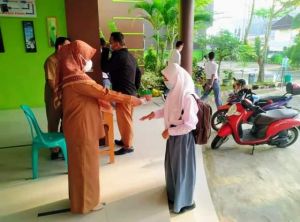Mulai Tatap Muka, SMAN 1 Tanjabbar Cek Suhu Tubuh Siswa Sebelum Masuk Sekolah
