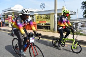 Sambil Gowes, Danrem 042/Gapu Bersama Walikota Jambi Bagikan Sembako 