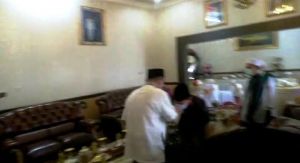 Sambangi ke Kediaman di Sarolangun, Al Haris Cium Tangan Cek Endra