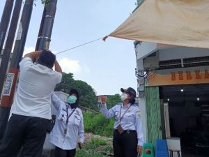 Tim Kecamatan Pasar Tertibkan Kios Pedagang Yang Pasang Terpal