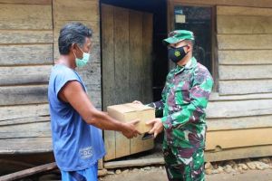 Peduli, Dandim 0420 Sarko Berikan Sembako Kepada Warga Di Lokasi TMMD