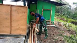 Satgas TMMD 111 Bersihkan Tumpukan Kayu di PAUD Tunas Berkembang