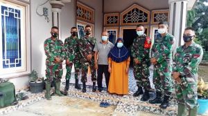 Begini Potret Kedekatan Satgas TMMD Kodim Sarko Bersama Orangtua Asuh di Desa Bukit Beringin