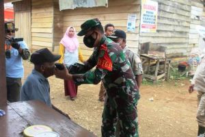 Dansatgas TMMD Kodim Sarko Turun Langsung Bagikan Masker kepada Masyarakat