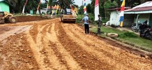 Bangun Badan Jalan 7,5 KM, Satgas TMMD 111 Kodim Sarko Mulai Lakukan Pengerasan Jalan