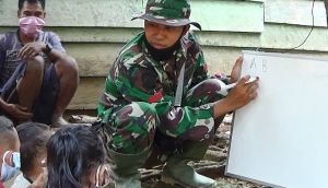 Putra SAD Pratu Budi Turun Langsung Berikan Bimbel Kepada Anak-Anak SAD di Desa Bukit Beringin