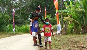 Peka Terhadap Lingkungan,  Satgas TMMD Bantu Anak-Anak Menyebrang Jalan