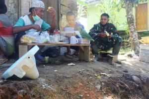 Anggota Satgas  Manfaatkan Istirahat Siang untuk Berbincang dengan Warga Sambil Nikmati Buah Pisang