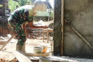 Rampungkan Pembangunan, Satgas TMMD Plaster Dinding MCK Agar Terlihat Rapi
