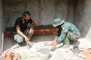 Serba Bisa, Kapten Suhadi Turun Langsung Pasang Keramik MCK