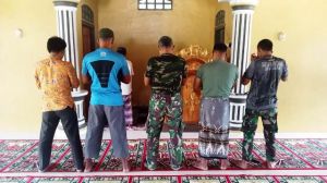 Tak Hanya Sibuk Selesaikan Sasaran Fisik, Satgas TMMD Shalat Dzuhur Berjamaah di Masjid At Taqwa