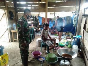 Pastikan Logistik Aman, Pasilog Satgas Cek Dapur Umum TMMD Kodim Sarko di Desa Bukit Beringin